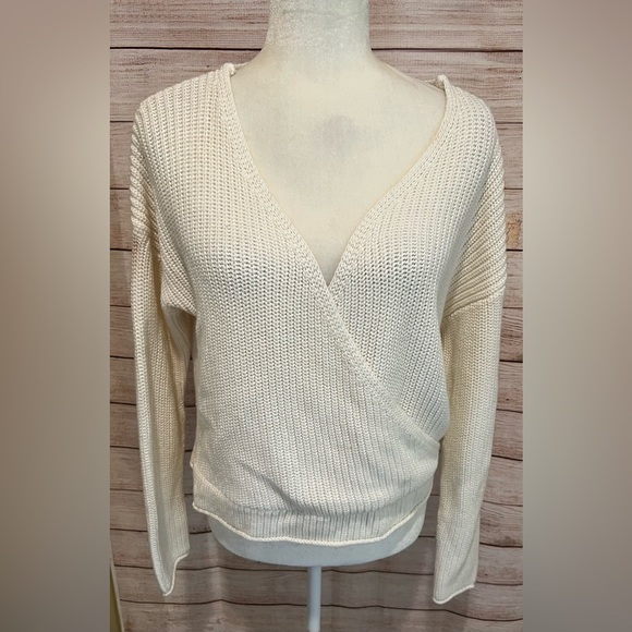 Moon & Madison Keyhole Back Wrap Top Ivory V-Neck Pullover Long Sleeve Medium - Picture 1 of 7